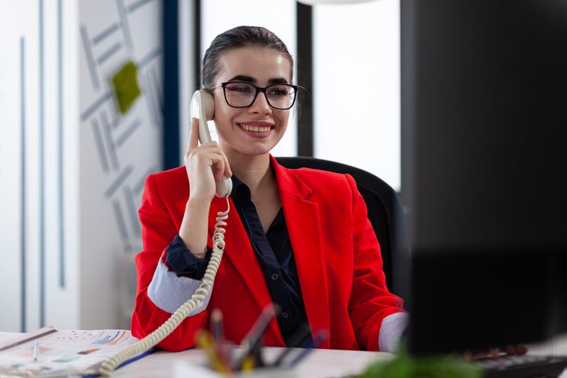 Secrétaire dentaire au téléphone